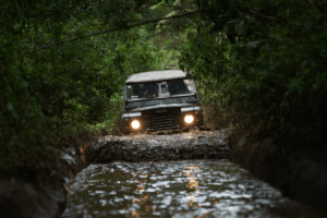 Mobil Suzuki Jimny off road